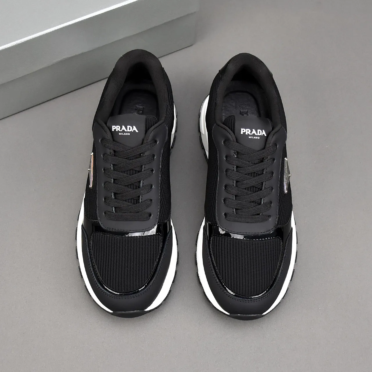 PP460👟👟👟Prada/Prada Prax men's series casual sports shoes Prax sports shoes combine style and comfort, with a unique sports design defined by exquisite materials and details. Fashionable, casual and versatile, it is decorated with an enameled triangle logo on the outside, a Prada Milano printed logo on the tongue, and a 2.5cm lightweight two-tone rubber sole for a comfortable wearing experience! Size: 38-39-40-41-42-43-44 standard leather shoe size